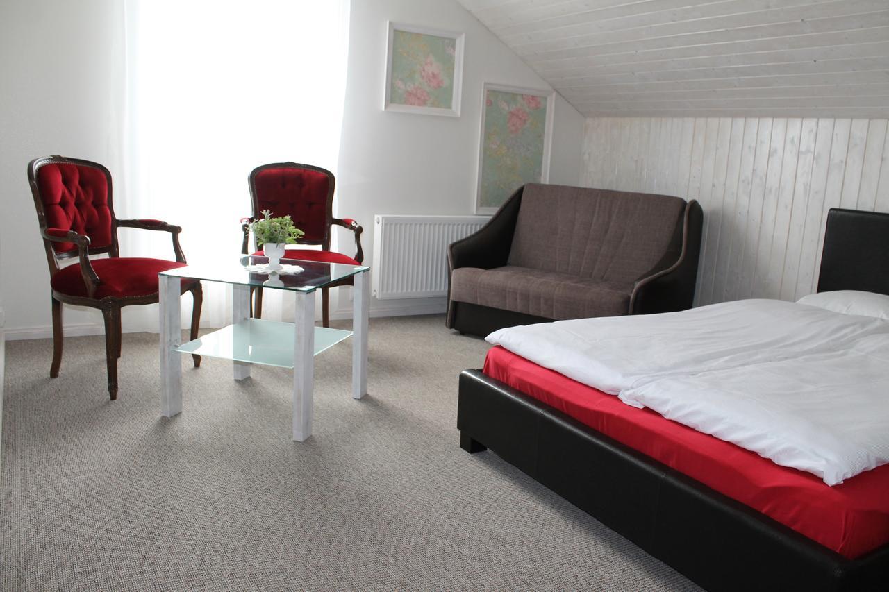 Hotel Viesu Nams Amrai Ventspils Esterno foto